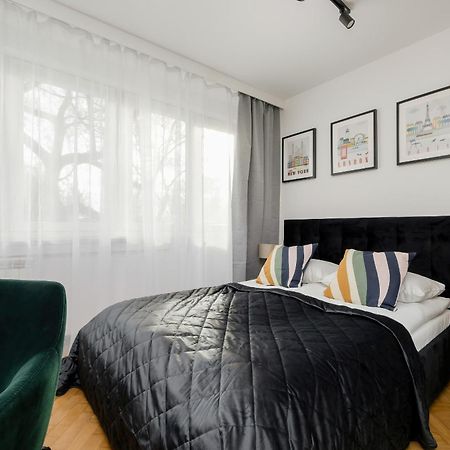 Modern Black & Wooden Apartment Warsaw Near The Airport By Noclegi Renters Exteriör bild