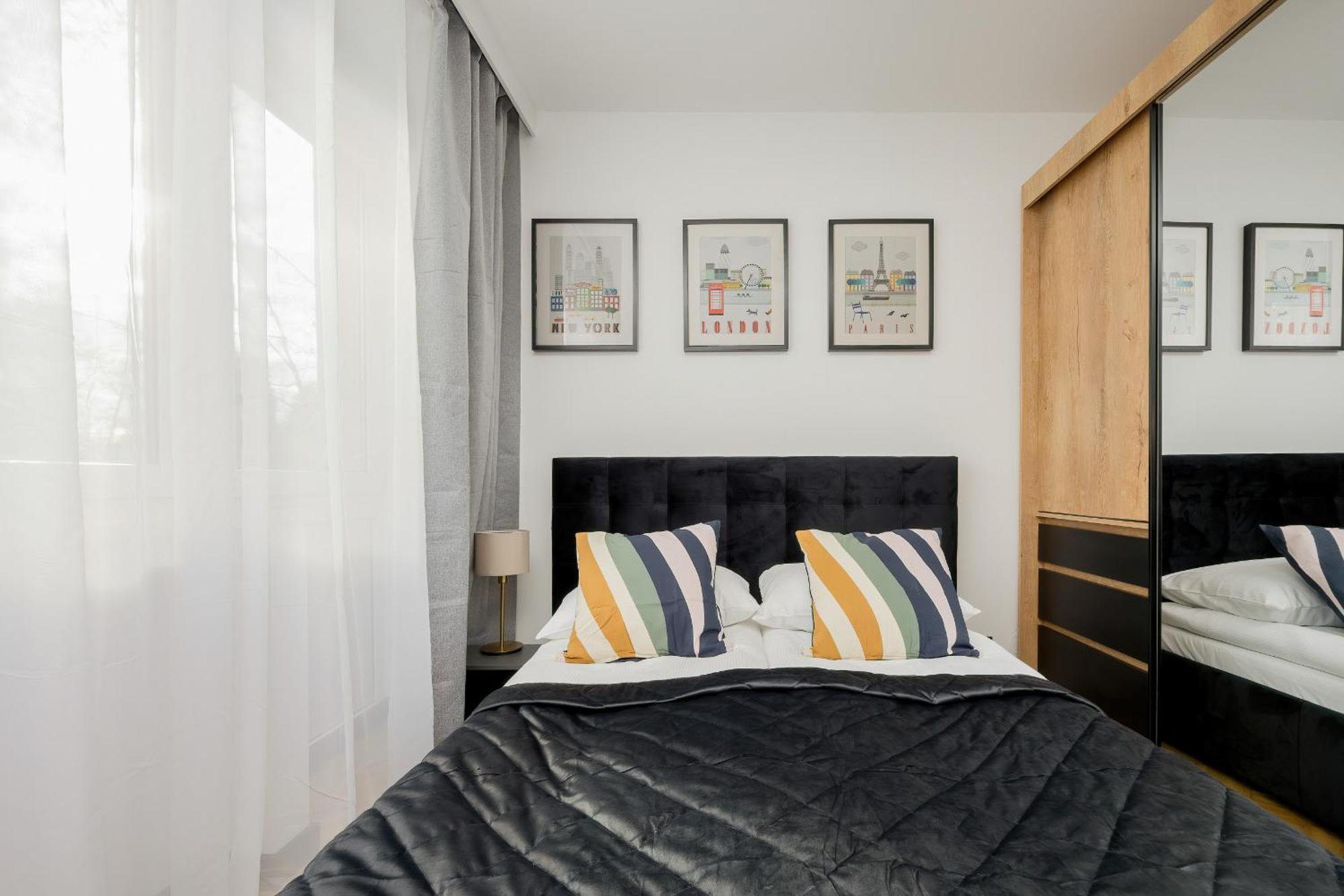 Modern Black & Wooden Apartment Warsaw Near The Airport By Noclegi Renters Exteriör bild