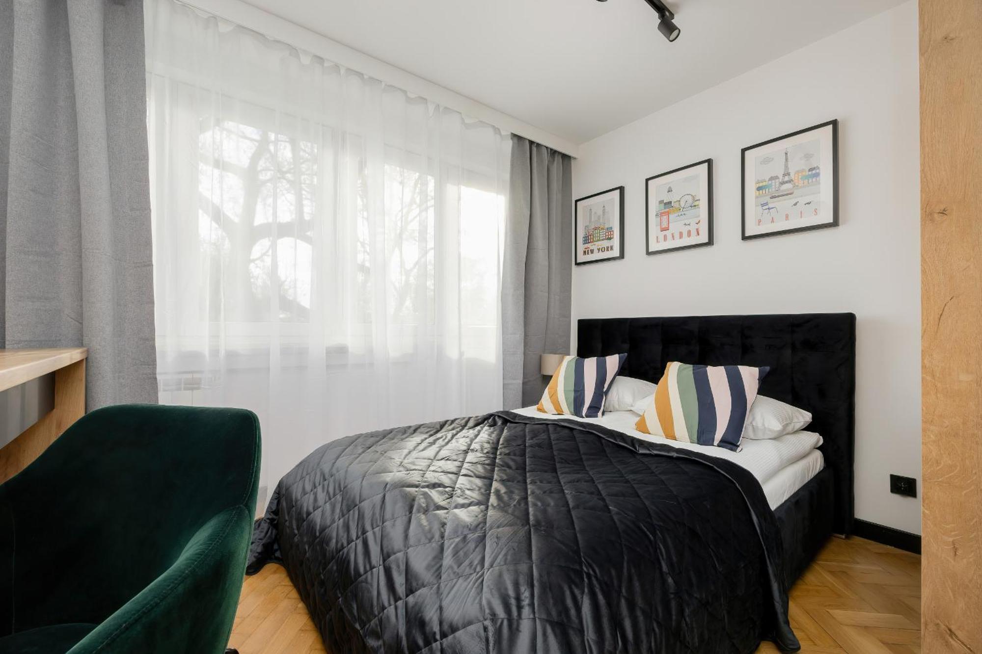 Modern Black & Wooden Apartment Warsaw Near The Airport By Noclegi Renters Exteriör bild