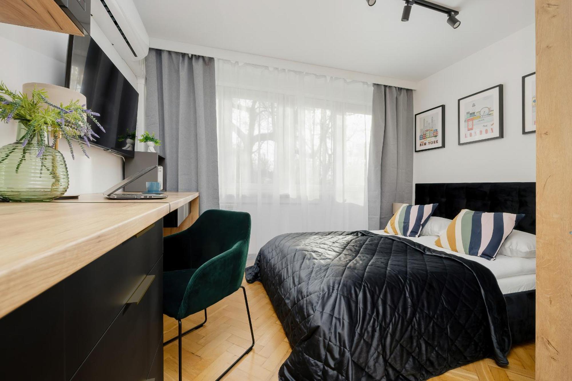 Modern Black & Wooden Apartment Warsaw Near The Airport By Noclegi Renters Exteriör bild
