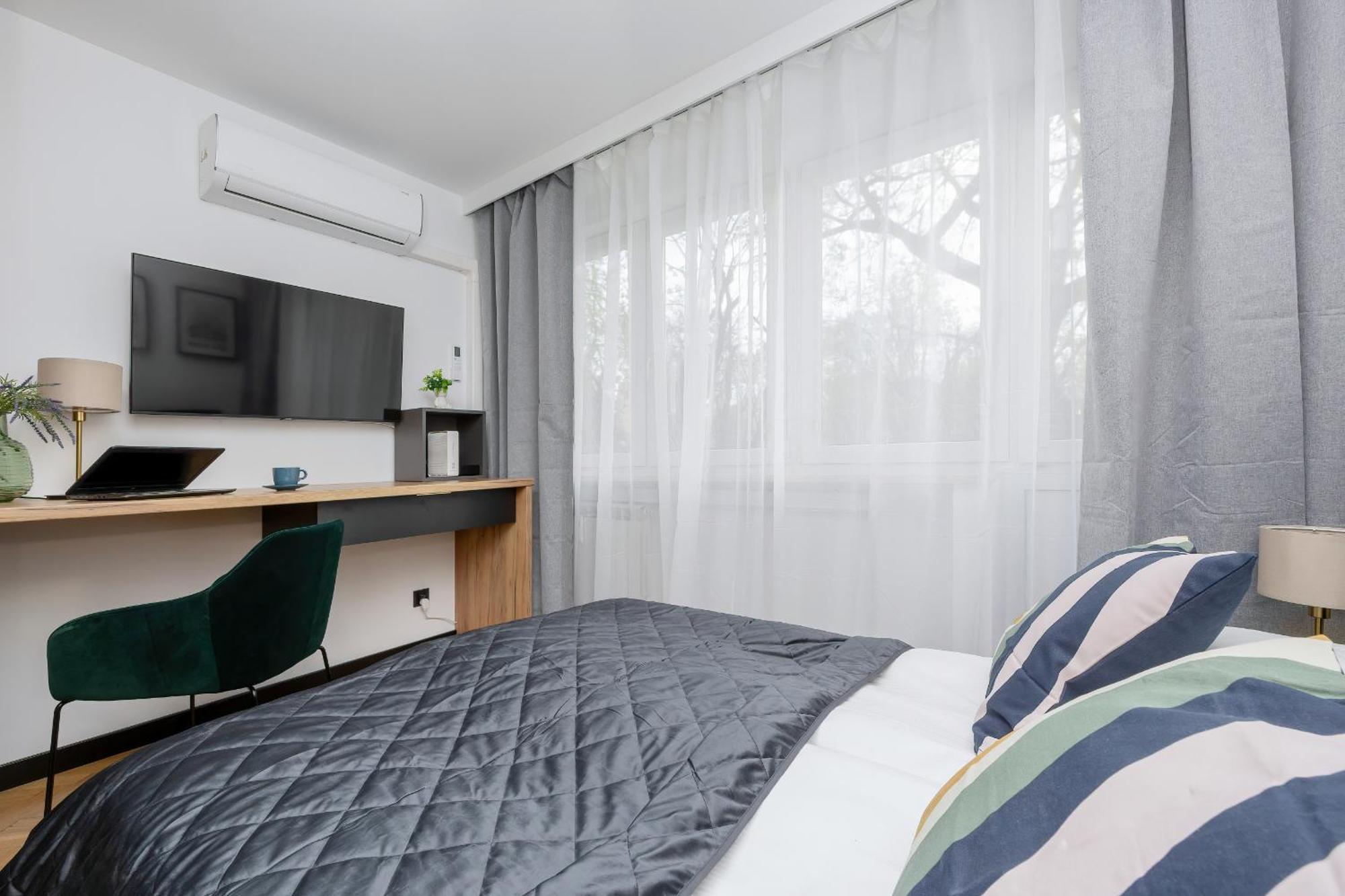 Modern Black & Wooden Apartment Warsaw Near The Airport By Noclegi Renters Exteriör bild