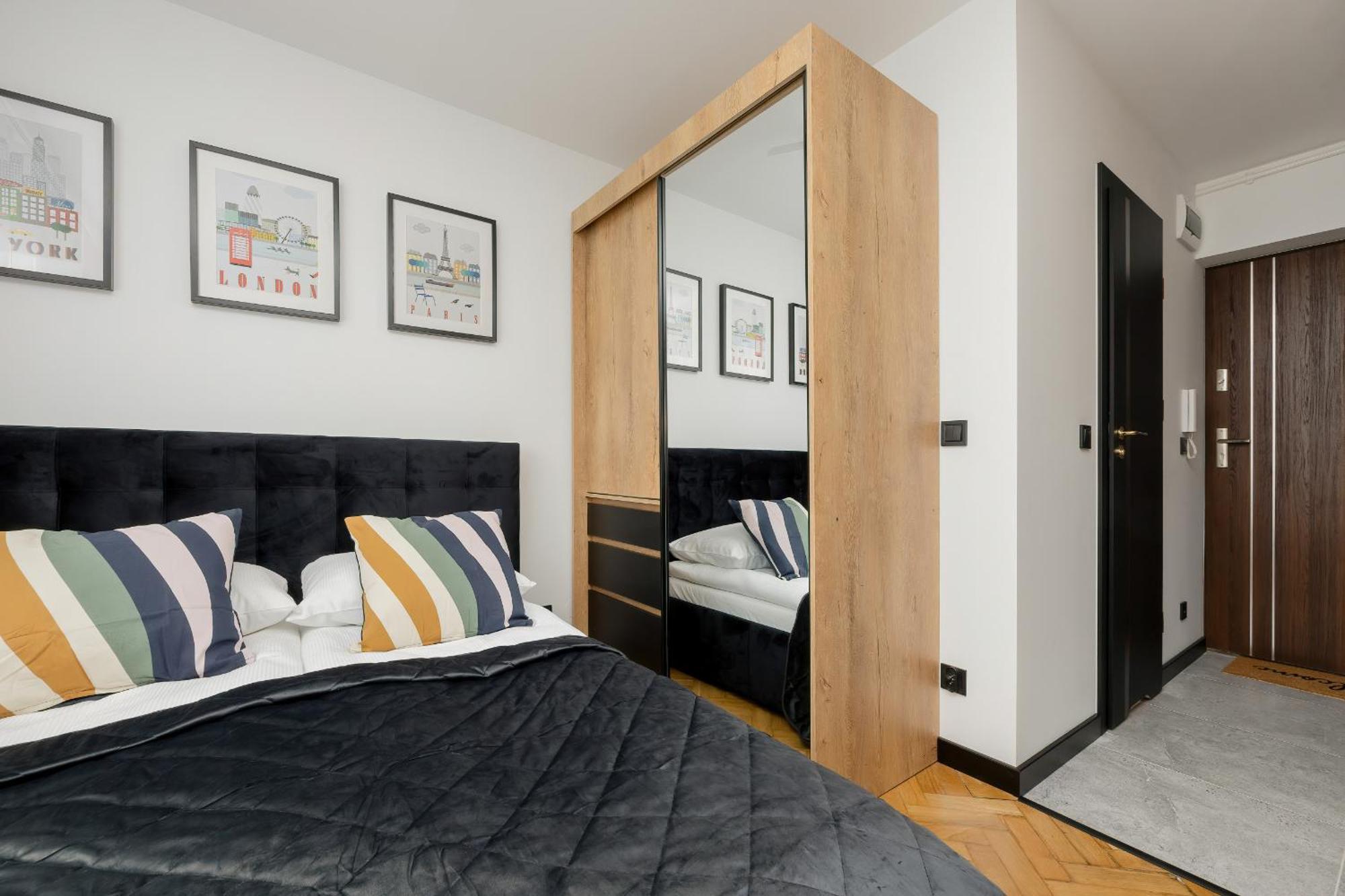Modern Black & Wooden Apartment Warsaw Near The Airport By Noclegi Renters Exteriör bild