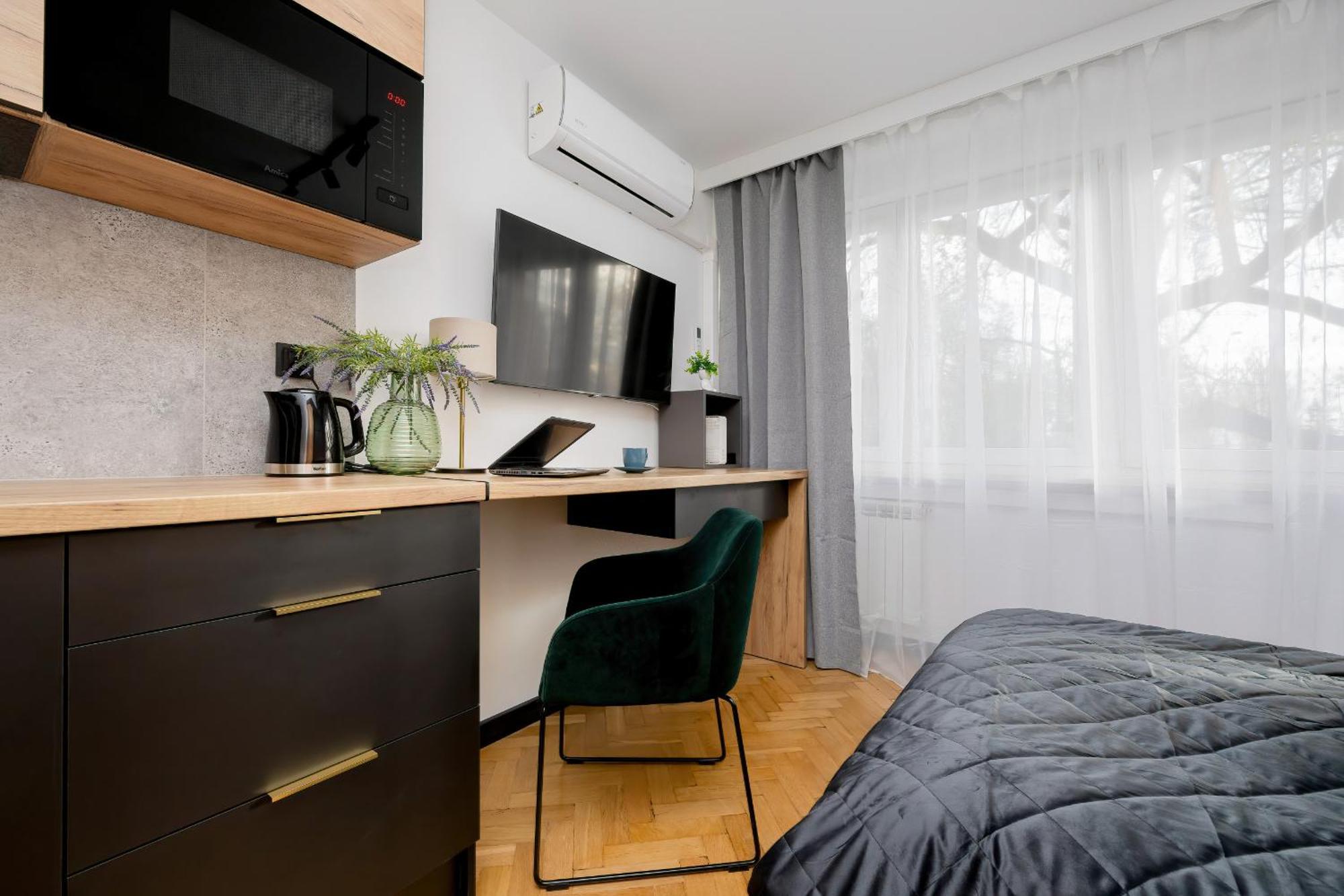 Modern Black & Wooden Apartment Warsaw Near The Airport By Noclegi Renters Exteriör bild