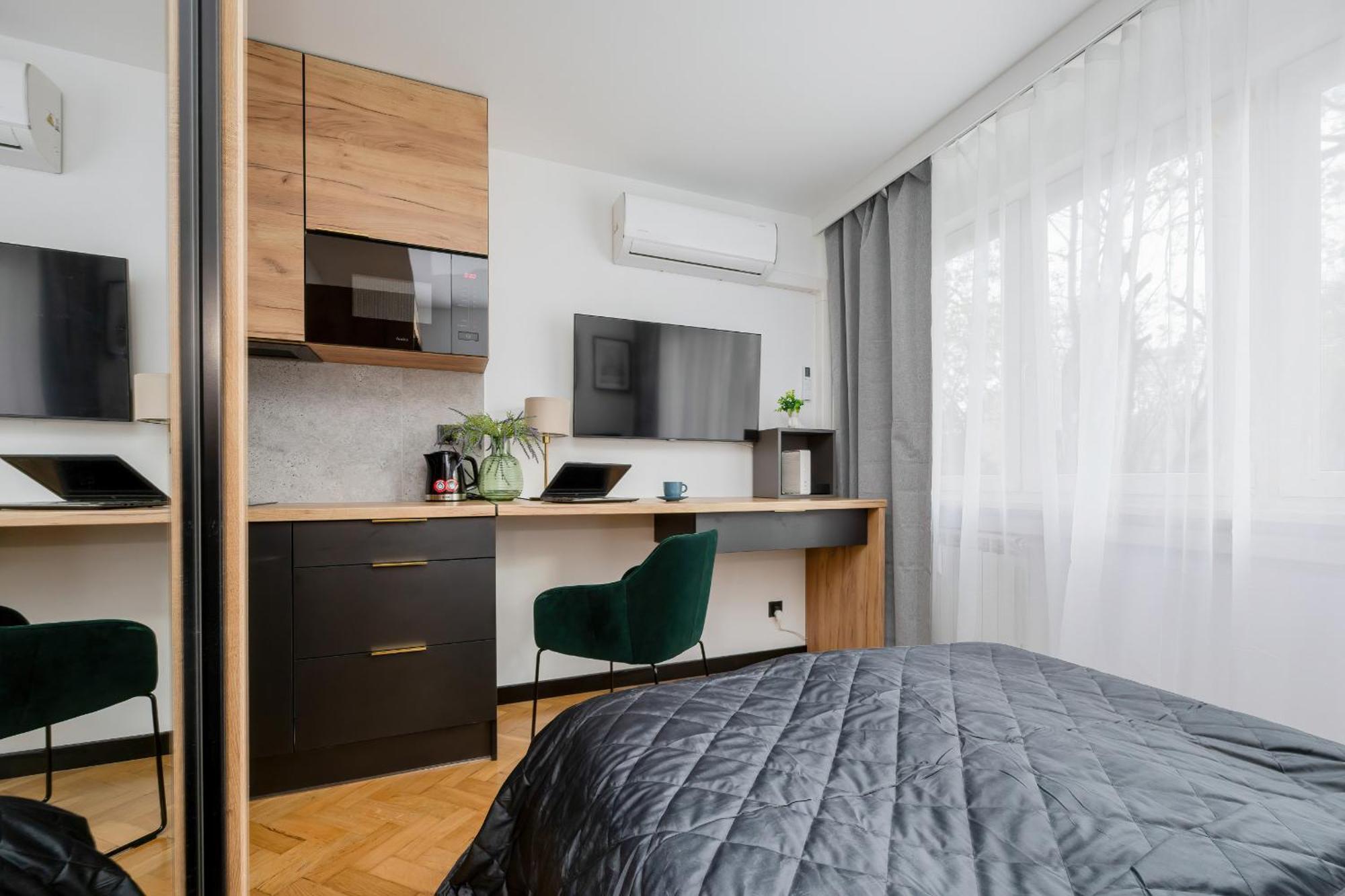 Modern Black & Wooden Apartment Warsaw Near The Airport By Noclegi Renters Exteriör bild